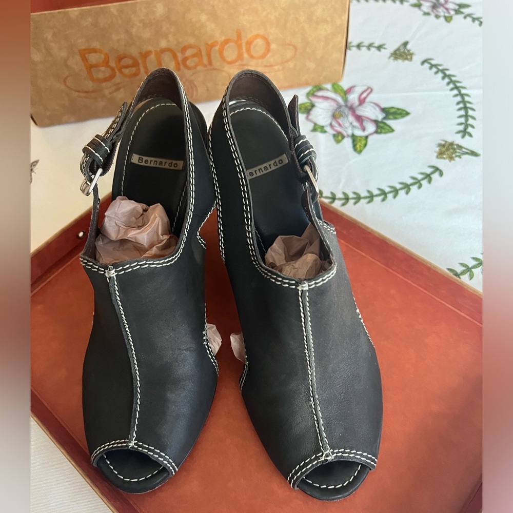 Ladies Bernardo Leather Sandals